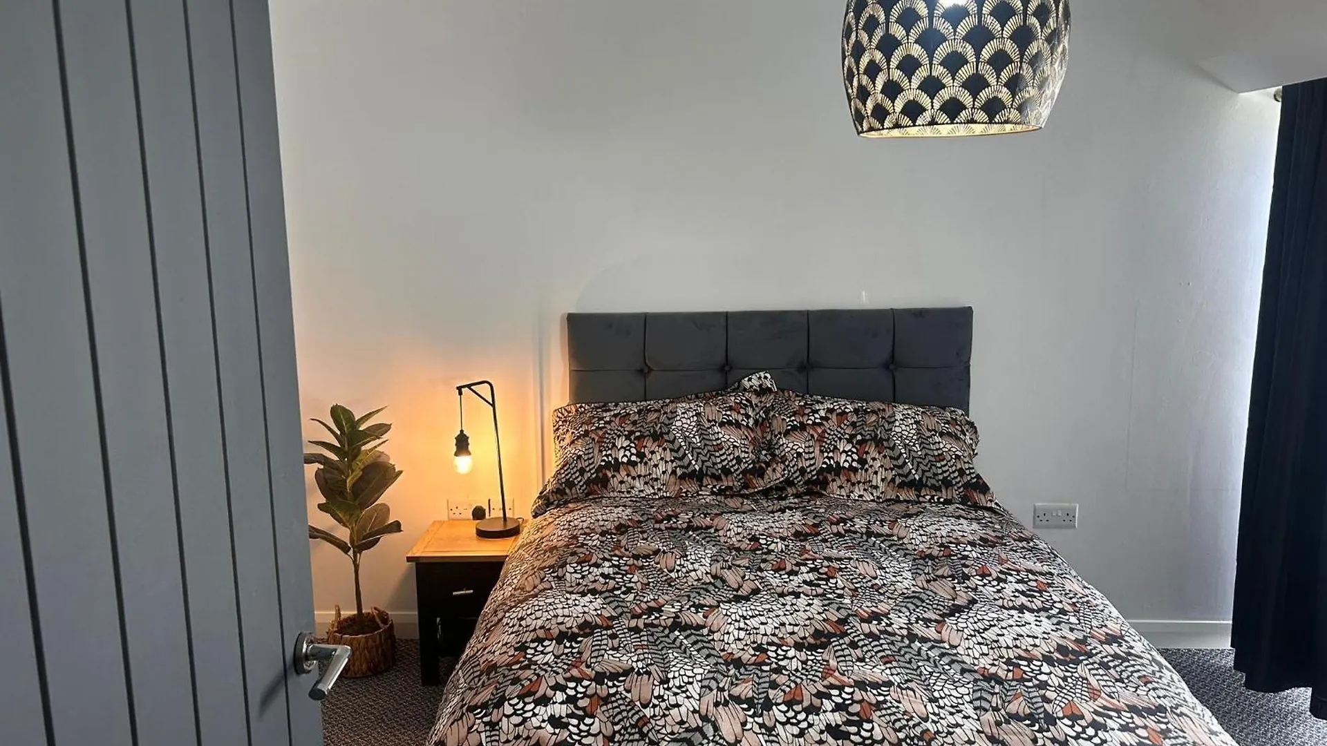 Large Modern Apt 4 Star Free Parking And Wifi Note Stairs Μπέλφαστ